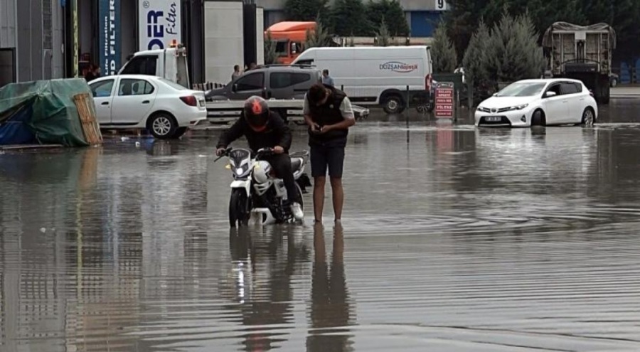 Sakarya ve Düzce'de sağanak yağış  etkili oldu