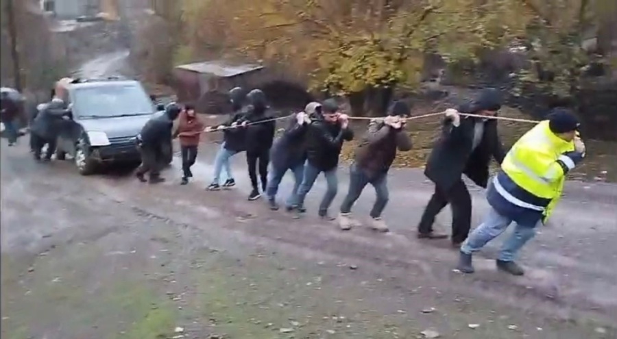 'İmece usulü 'araç kurtarma' operasyonu!