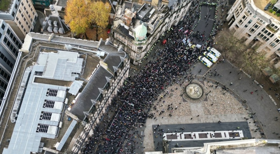 İngiltere'de on binlerce kişi Filistin için 9'uncu kez sokaklarda