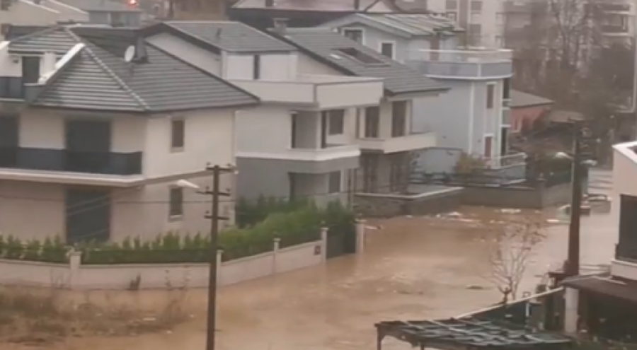 Yalova'da sağanak; dereler taştı, evleri su bastı