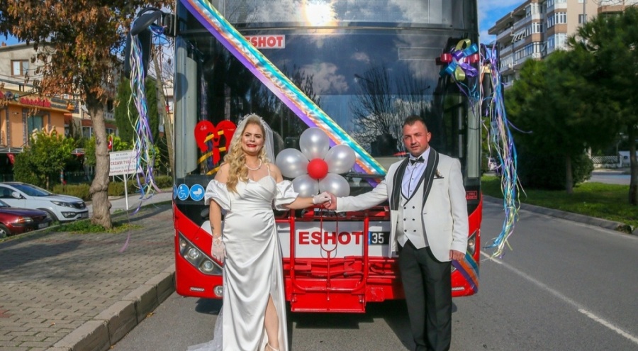 İzmirli şoför çift düğüne otobüsle gitti