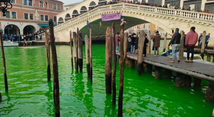 İklim aktivistleri Venedik'teki 'Büyük Kanal'ı yeşile boyadı