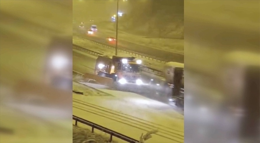 Anadolu Otoyolu'nun Bolu geçişinde kar yağışı etkili oluyor