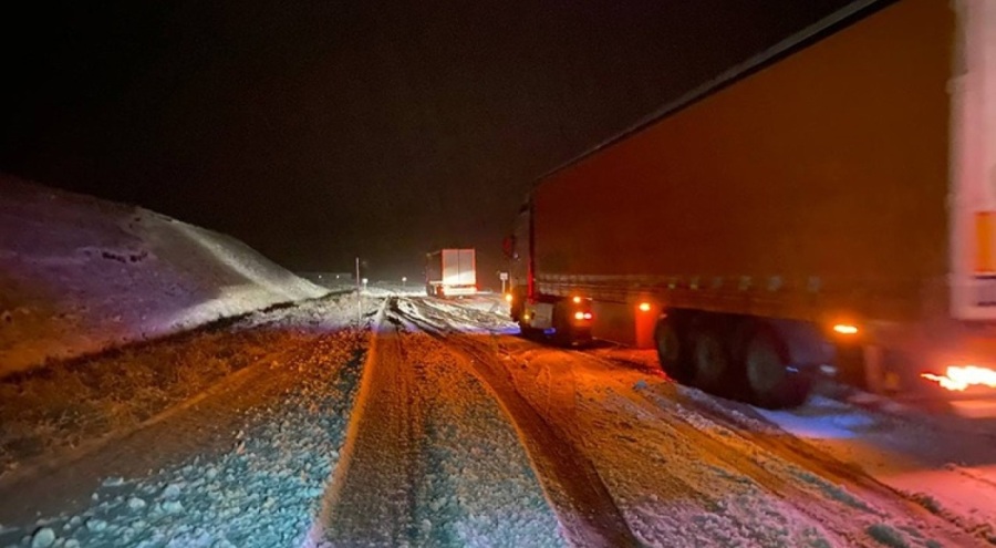 Kars ile Ağrı'da tırlar, kar ve tipi nedeniyle yolda kaldı