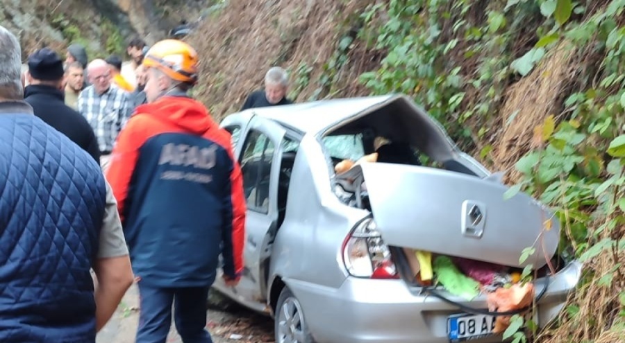 Otomobil şarampole yuvarlandı: 3 ağır yaralı