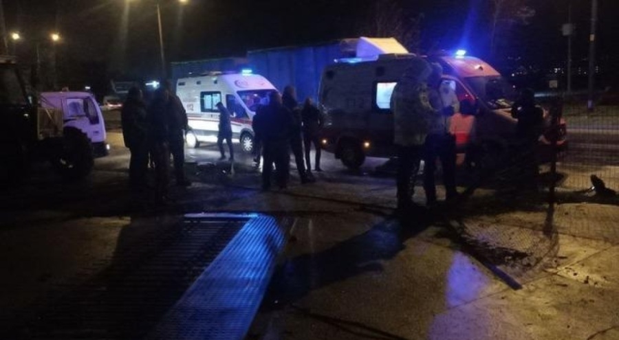 Otomobil, traktör bayisine girdi: 2 yaralı