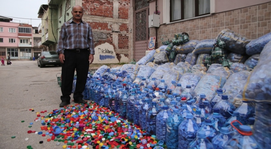 Bursa'da topladığı 1 ton kapakla engelliler için tekerlekli sandalye aldı