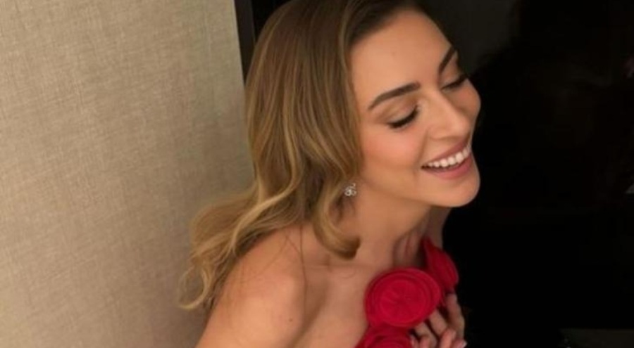 Sinem Kobal'ın kırmızı cesur elbisesi olay oldu