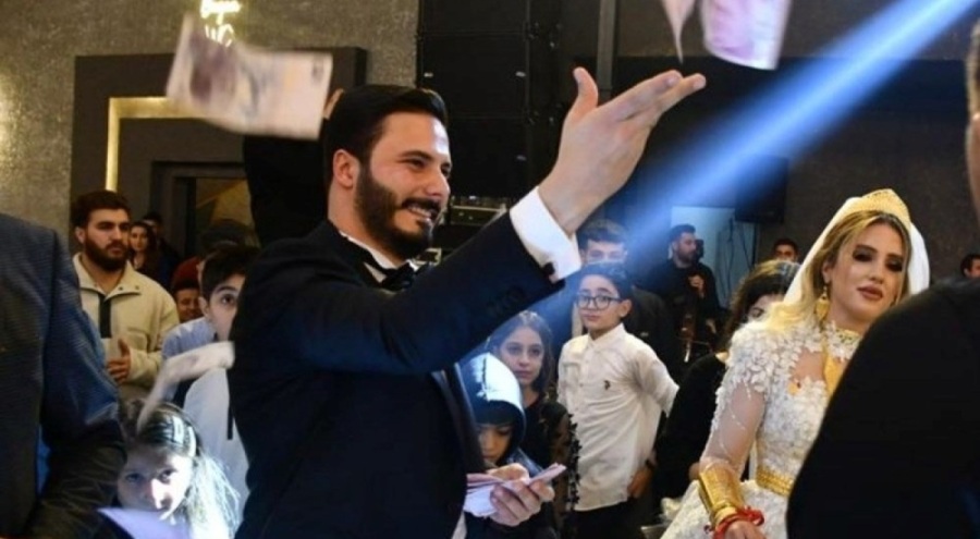 Aşiret düğünü göz kamaştırdı! Geline bir valiz dolusu altın takıldı