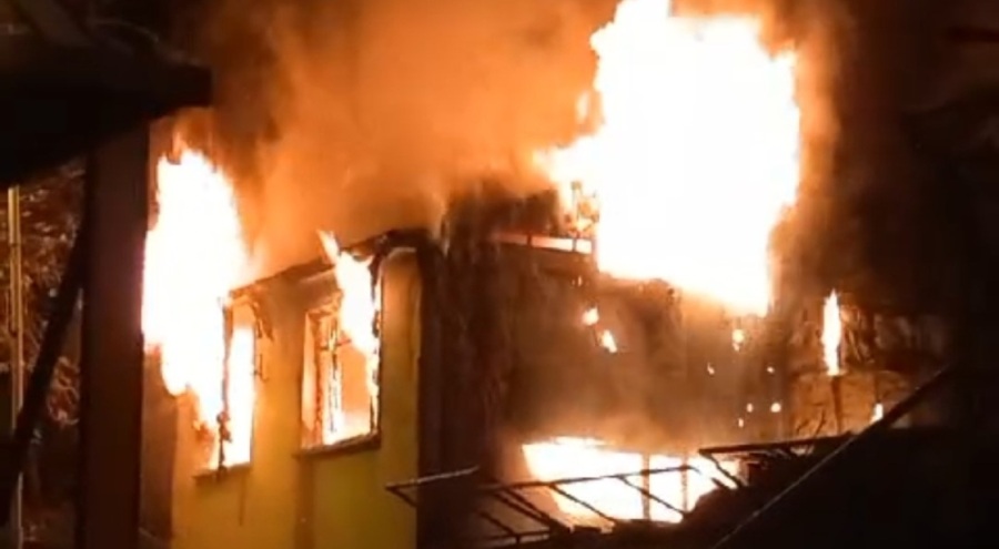 Alevler geceyi aydınlattı