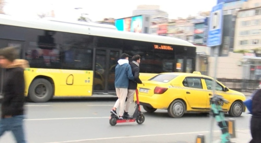 Kadıköy'de hız limitini aşan skuter tehlikesi!