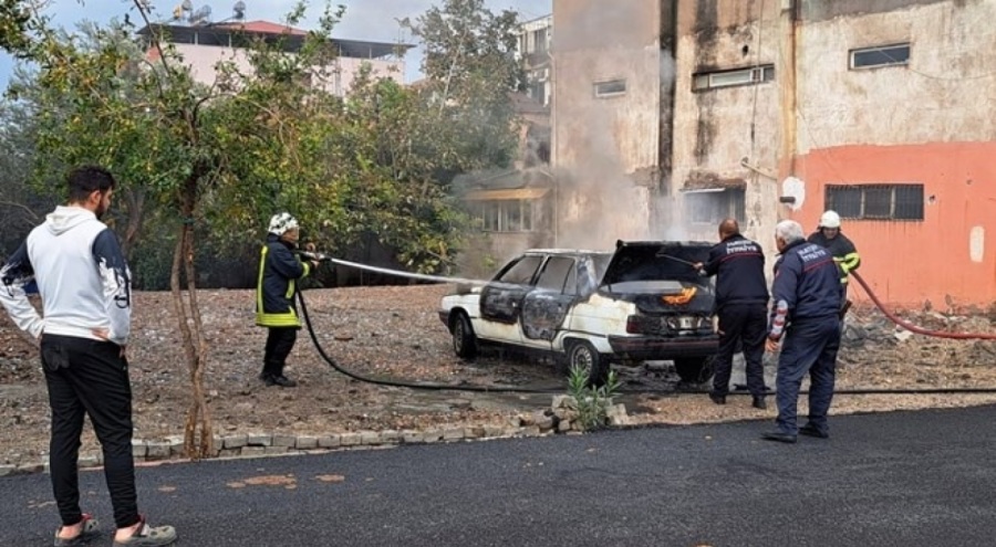 Park halindeki otomobil alev alev yandı