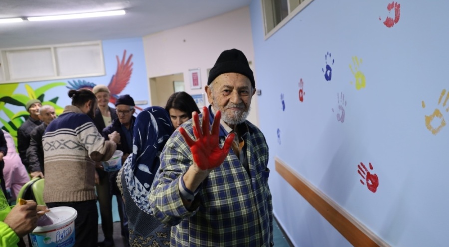 Bursa'da huzurevi sakinleri duvarları tuvale dönüştürdü