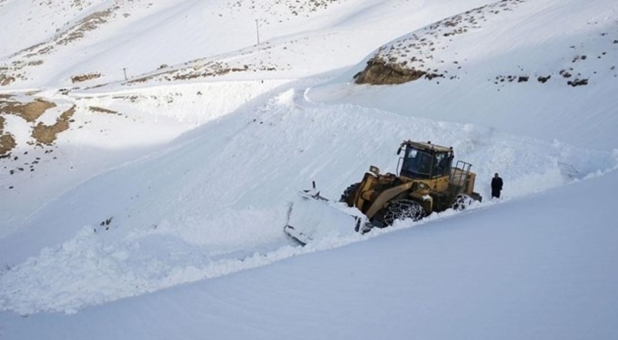 Van-Bahçesaray kara yoluna çığ düştü