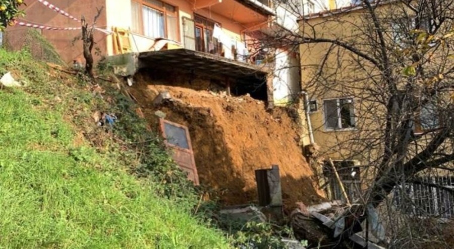 İstanbul'da evin istinat duvarı çöktü