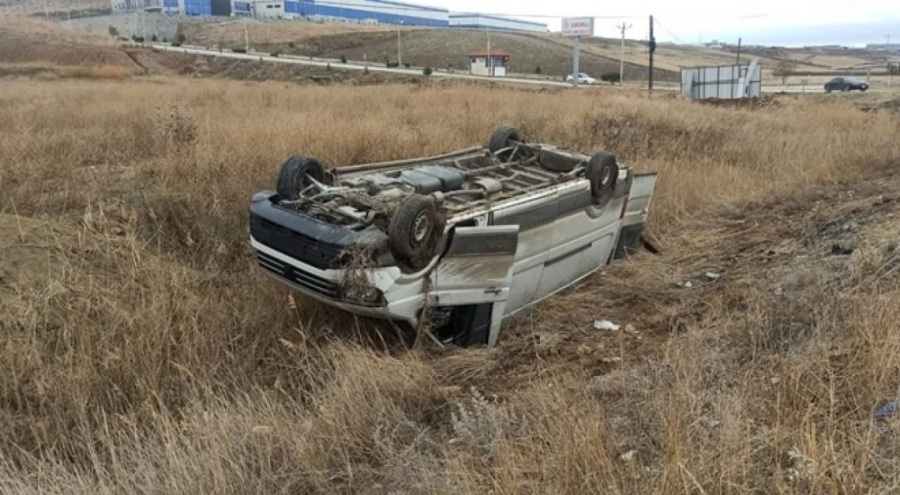 Lastiği patlayan minibüs şarampole devrildi