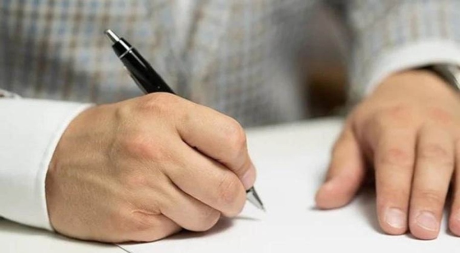 Yargıtay'dan gündem olan karar: Okuryazar olmayan kişiyi attığı imzadan sorumlu!