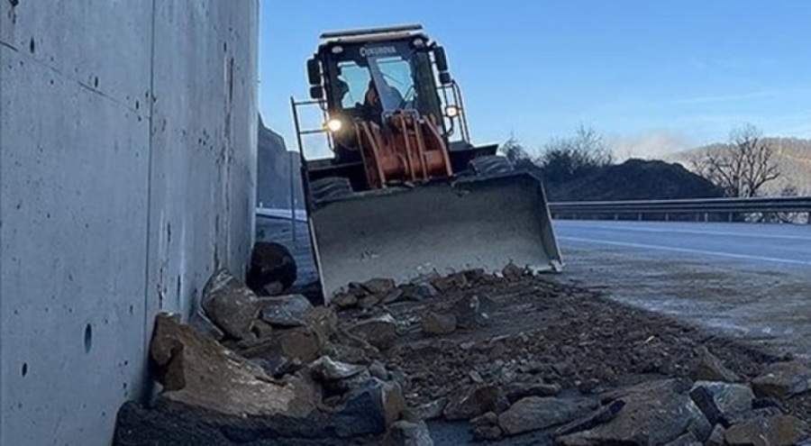 Yamaçtan kopan kayalar köy yolunu geçişe kapattı