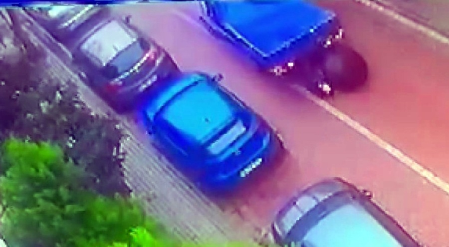 Geri giden kamyonetin altında kalan yaşlı adam öldü