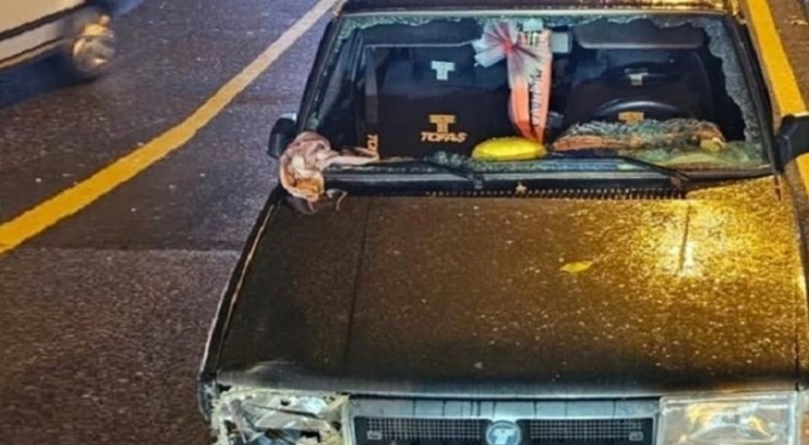 Otomobilin çarptığı kadın metrelerce savruldu