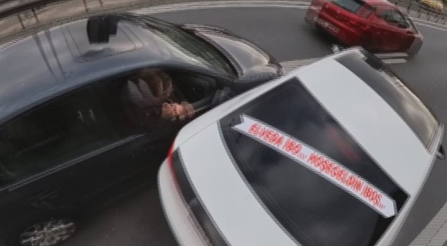 İstanbul'da düğün konvoyunda lüks araçlar birbirine girdi