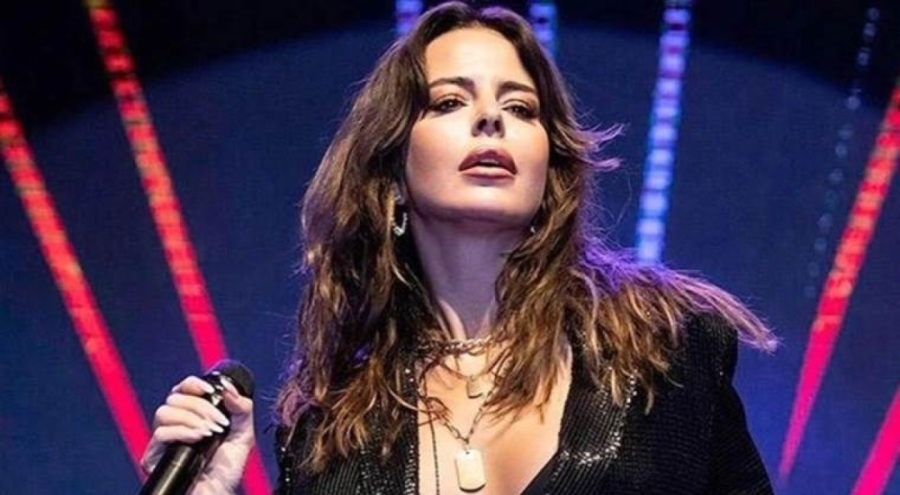 Şarkıcı Simge Sağın, konser sırasında fenalaştı