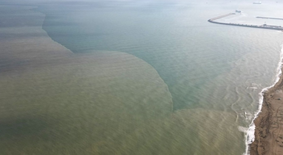 Sakarya'da yağış sonrası denizin rengi kahverengiye döndü