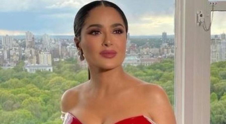 Salma Hayek bikinisini giyip boydan poz verdi!