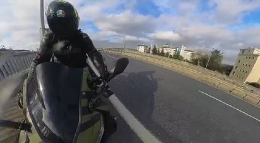 Bariyerlere çarpan motosiklet sürücüsü savruldu