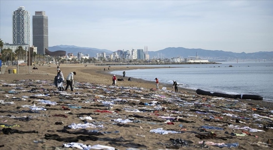 Barselona plajında, Akdeniz'de bu yıl ölen 2 bin 600'den fazla düzensiz göçmen anıldı