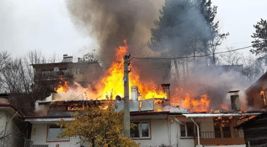 Bolu'da 4 ev cayır cayır yandı!