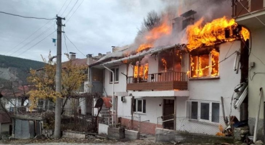 Bolu'da 2 katlı bina alev alev yandı