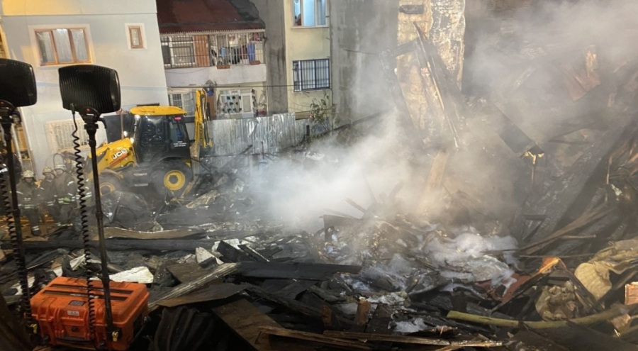 Beyoğlu'nda ahşap bina yangını: 1 kişi yaşamını yitirdi