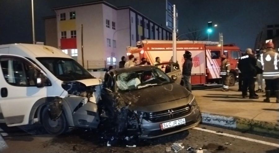 Ters yöndeki servis minibüsü, otomobile çarptı: Yaralılar var