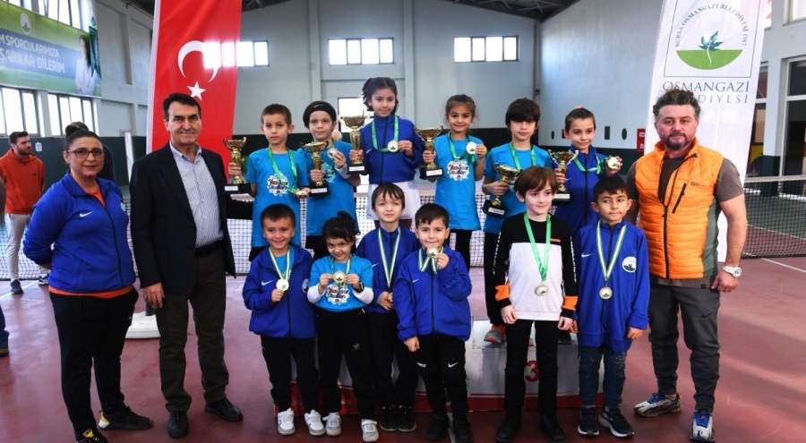 Bursa Osmangazi Belediyesi'nin düzenlediği tenis turnuvasında minik tenisçiler kıyasıya yarıştı