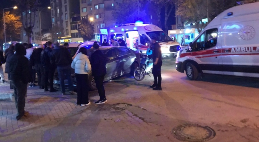 Motosiklet yayaya çarptı, 2 kişi yaralandı