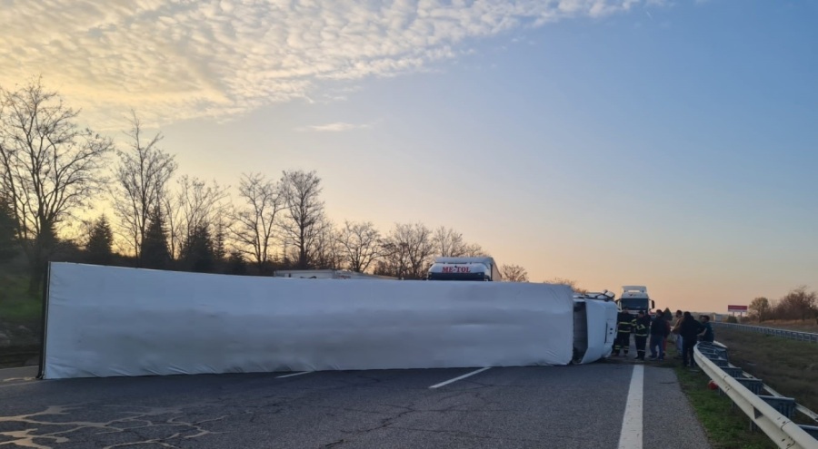 Lüleburgaz'da tır devrildi! Çok sayıda yaralı