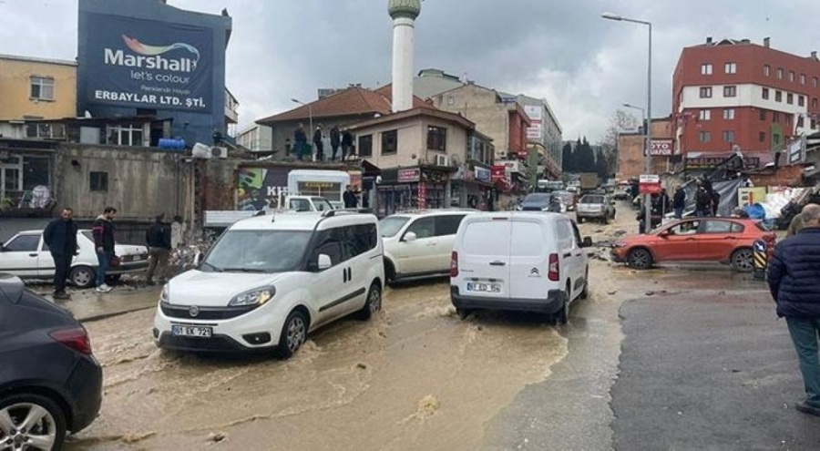 Trabzon'da su borusu patladı, yollar göle döndü