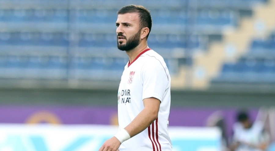 Ünlü futbolcu da hakeme saldırdı