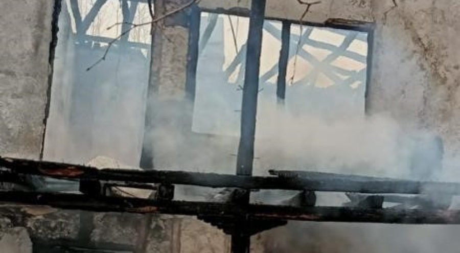 İki katlı ev cayır cayır yandı