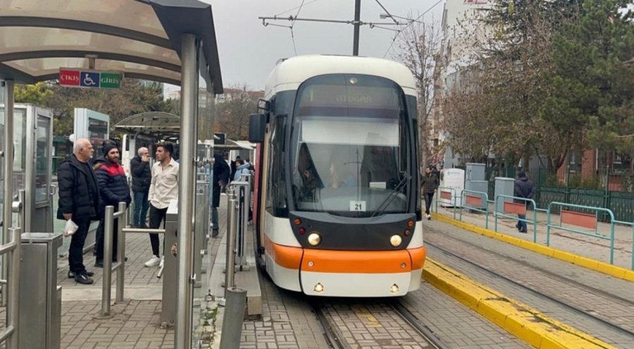 Eskişehir'de tramvayda 4 şahıs bir yolcuyu darp etti