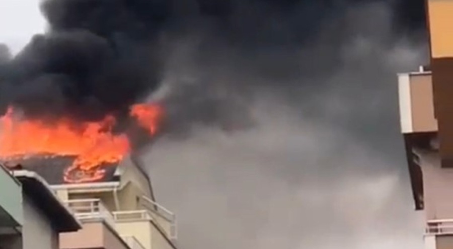 4 katlı apartmanın çatısı cayır cayır yandı