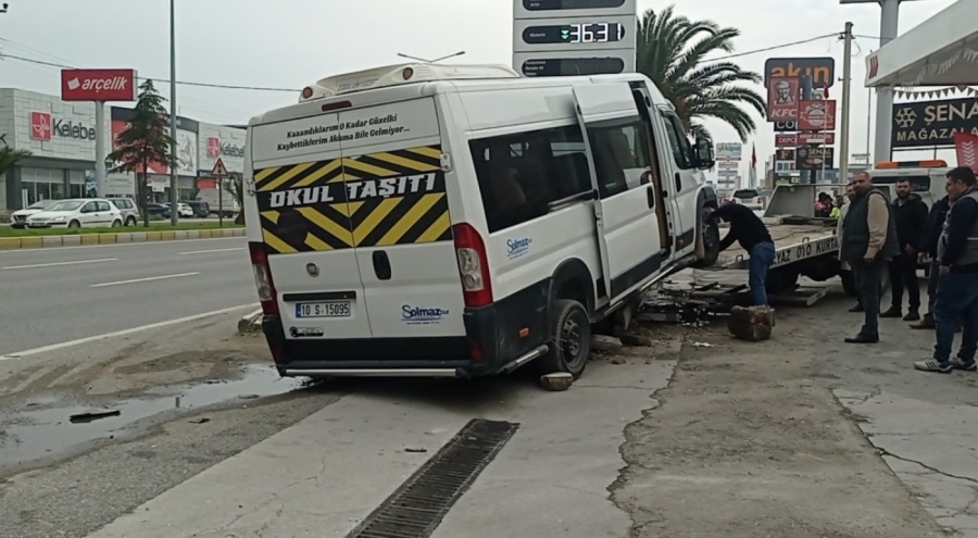 Servis minibüsü ile otomobil çarpıştı! Çok sayıda yaralı