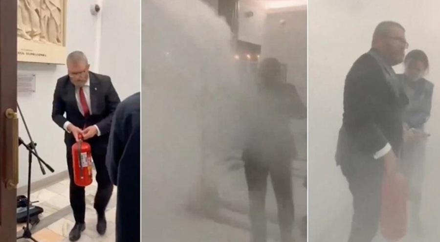 Polonya'da milletvekili, "Hanuka" mumlarını yangın tüpüyle söndürdü