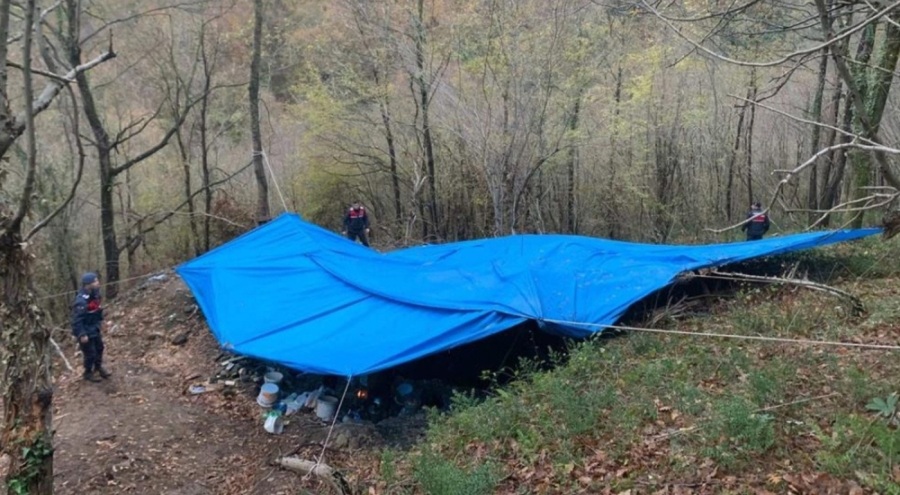 10 kişi 30 metre derinliğindeki çukurda bulundu