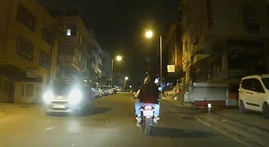 Motosikletlinin tek teker üzerinde tehlikeli yolculuğu