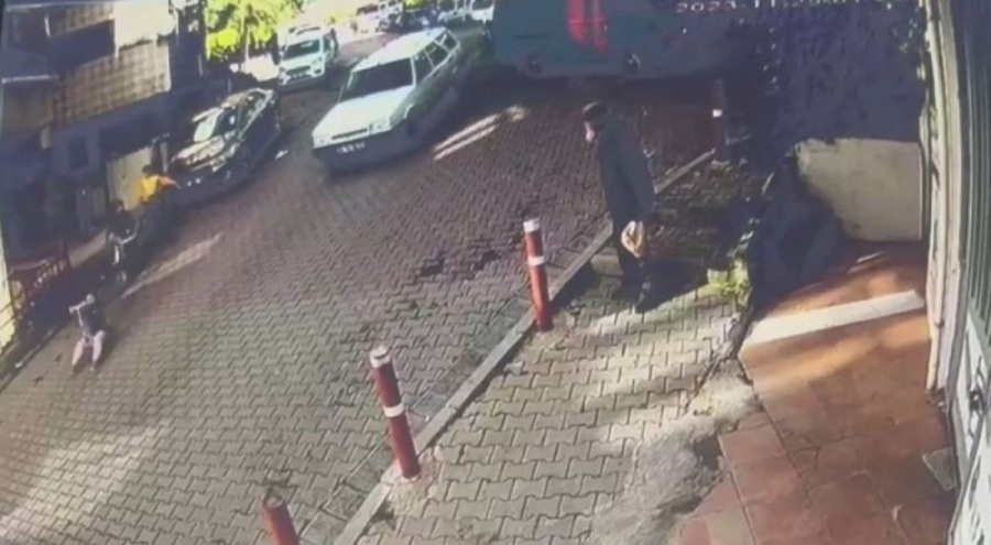 Scooter kullanan küçük çocuk otomobilin altında kaldı! Yaşam mücadelesi veriyor