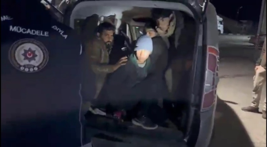 Hafif ticari araçta 12 kaçak göçmen bulundu