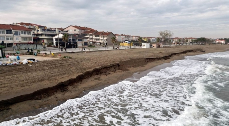 Karasu sahilinde kıyı erozyonunda artış görüldü