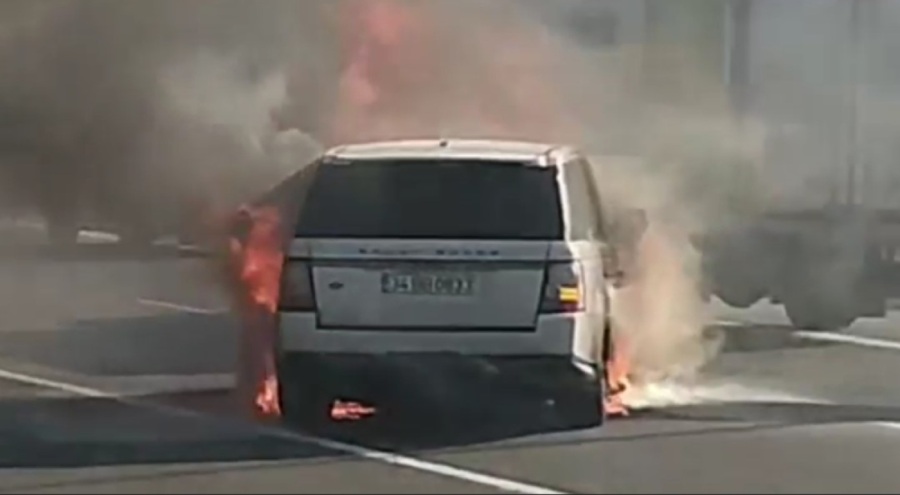 Seyir halindeyken alev alan lüks cip küle döndü